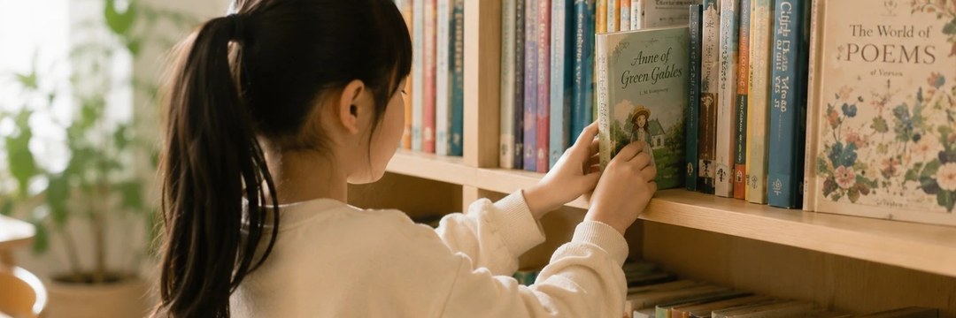 책과 학습 도구가 놓인 책상 — 초등 영어독서 시작 환경